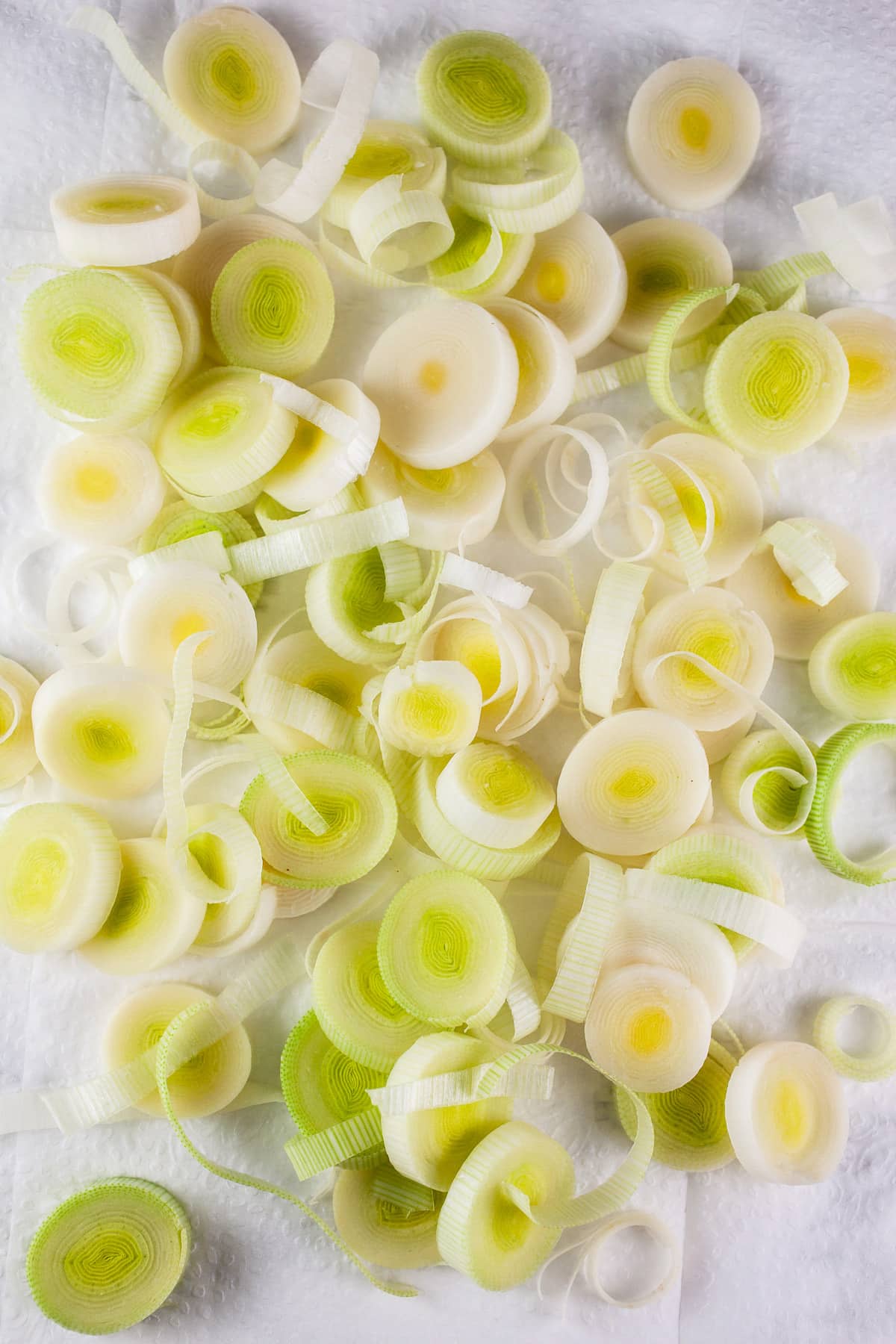 Sliced leeks drying on paper towel.